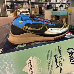 Nike React Pegasus Trail 4 GORE-TEX 'Black Vivid Sulfur'n
Size 10.5